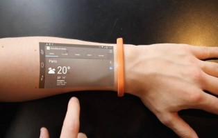 Pulseira projeta tela do smartphone no pulso
