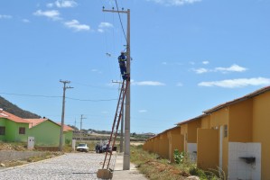 Prefeitura inicia instalação de kits de iluminação pública no residencial Santo Antônio, do Minha Casa, Minha Vida