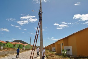 Prefeitura inicia instalação de kits de iluminação pública no residencial Santo Antônio, do Minha Casa, Minha Vida