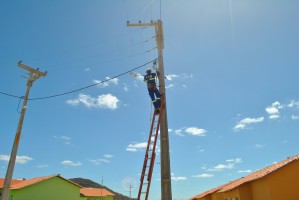 Prefeitura inicia instalação de kits de iluminação pública no residencial Santo Antônio, do Minha Casa, Minha Vida