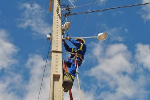 Prefeitura inicia instalação de kits de iluminação pública no residencial Santo Antônio, do Minha Casa, Minha Vida