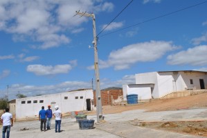 Prefeitura inicia instalação de kits de iluminação pública no residencial Santo Antônio, do Minha Casa, Minha Vida