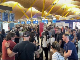 Apagão cibernético causa atrasos e filas no Aeroporto de Madri em 19 de julho de 2024 — Foto: REUTERS/Elena Rodriguez