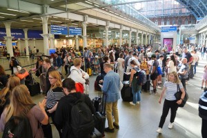 Passageiros se aglomeram na estação St. Pancras em Londres à espera de trem para Paris Foto: James Manning/AP