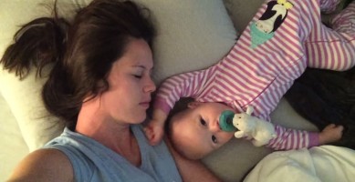 Mãe Filma Seu Bebê Que a Impede de Dormir a Todo Custo. Vídeo Virou Sensação na Internet