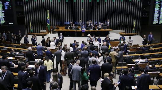Câmara aprova PEC da Blindagem; bancada de Pernambuco aprova em massa a medida