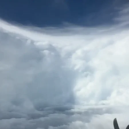 ASSISTA: Avião sobrevoa “olho” do furacão Melissa, que ameaça devastar a Jamaica