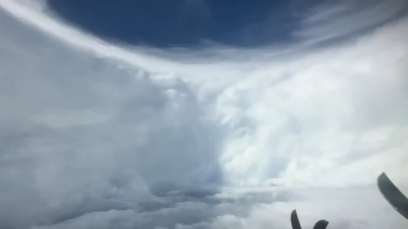 ASSISTA: Avião sobrevoa “olho” do furacão Melissa, que ameaça devastar a Jamaica