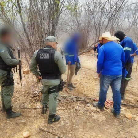 Compesa e PM cortam 47 ligações clandestinas na Adutora do Pajeú