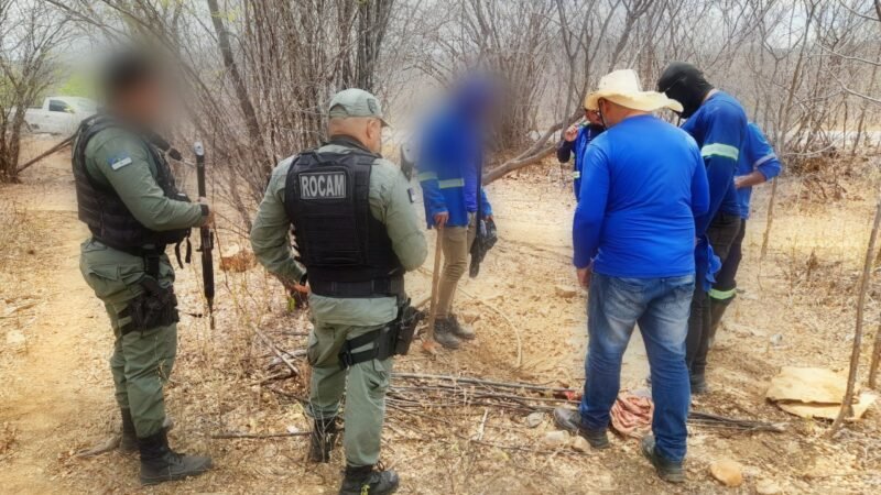 Compesa e PM cortam 47 ligações clandestinas na Adutora do Pajeú