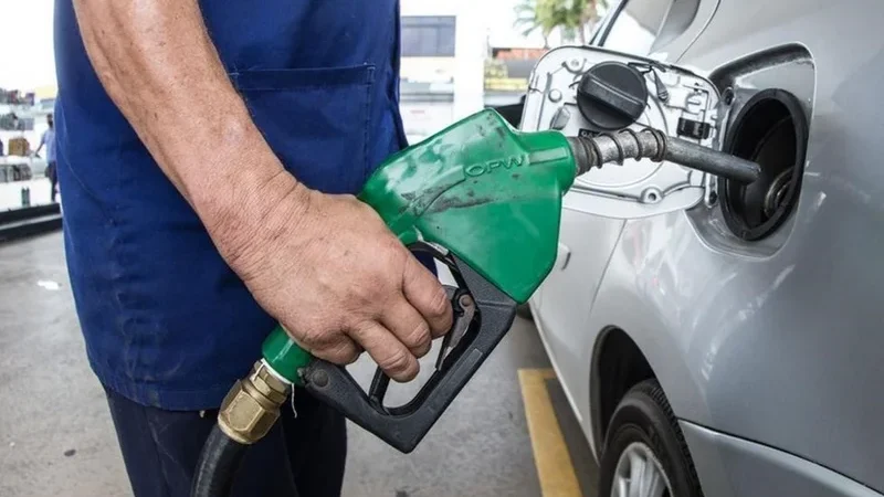 Petrobras anuncia redução de 4,9% para o preço da gasolina