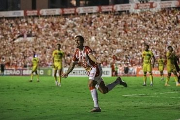 Náutico vence Brusque e garante acesso dramático à Série B