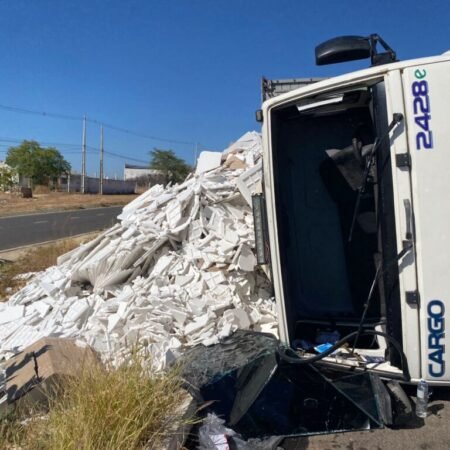 Caminhão com carga de gesso tomba na BR-232, em Serra Talhada, nesta 5ª