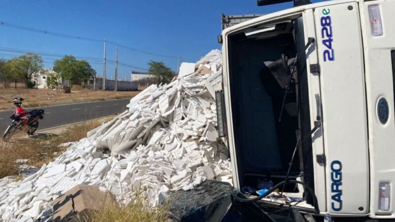 Caminhão com carga de gesso tomba na BR-232, em Serra Talhada, nesta 5ª