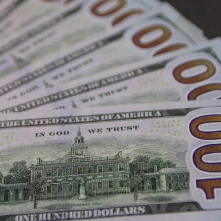 Dólar cai e Ibovespa fecha acima de 150 mil pontos pela primeira vez na história