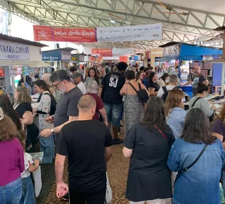 Feira do Livro registra intenso movimento em sábado ensolarado e de alta temperatura