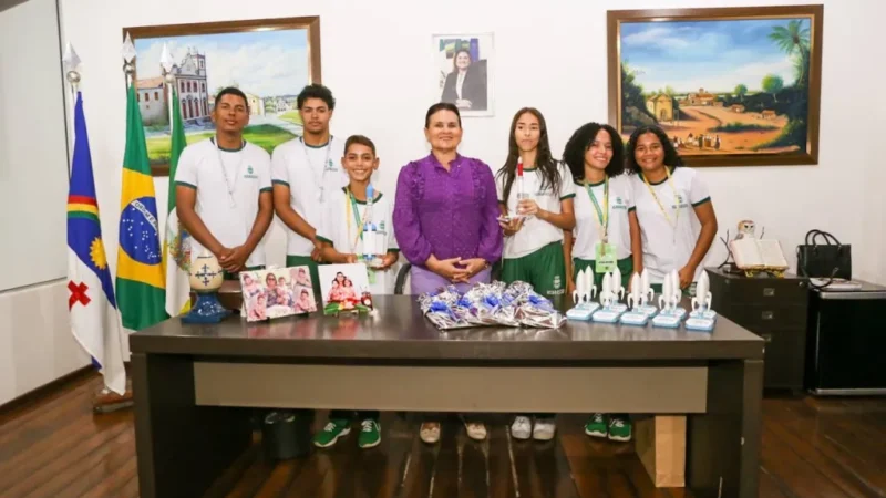 Professora Elcione recebe alunos vitoriosos na Olimpíada Nacional de Foguetes