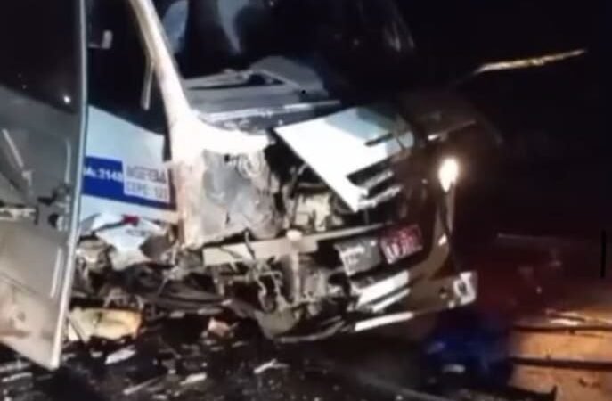 Acidente entre van e carro de passeio deixa uma vítima fatal na BR-210