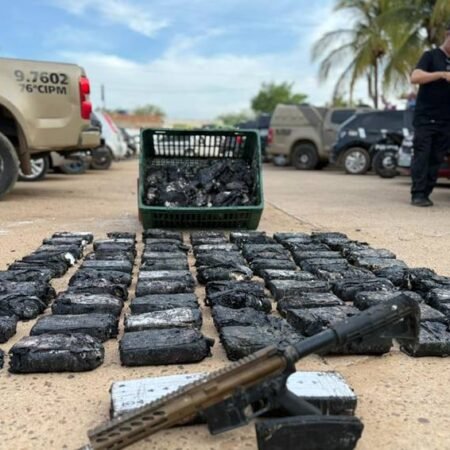Após atender ocorrência de incêndio, PMBA apreende fuzil e 110 kg de cocaína em Juazeiro