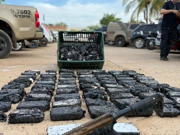 Após atender ocorrência de incêndio, PMBA apreende fuzil e 110 kg de cocaína em Juazeiro