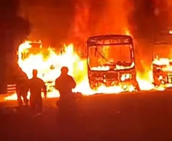 Araripina: Ônibus pegam fogo perto de posto de combustíveis