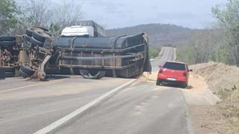 Caminhão carregado de soja capota na BR-232, em Serra Talhada