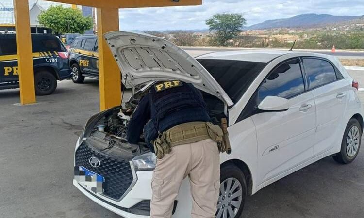 Carro roubado há 2 anos no Recife é recuperado pela PRF no Agreste de PE