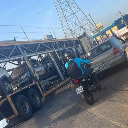 Problema recorrente: caminhão-cegonha gera novo engarrafamento na ponte