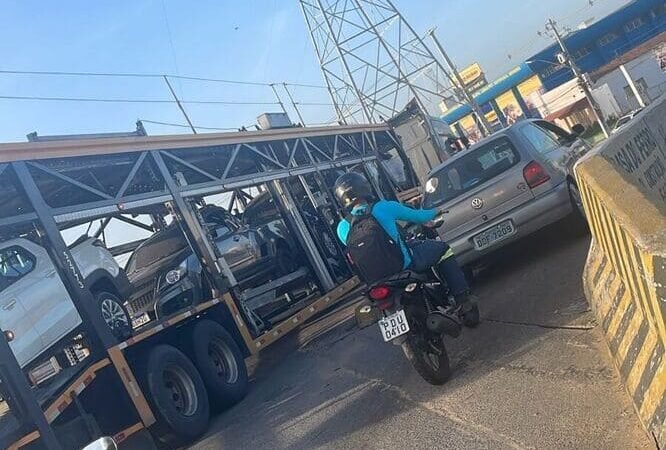 Problema recorrente: caminhão-cegonha gera novo engarrafamento na ponte