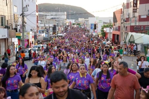 Estudantes celebram Carnaval com grande arrastão de frevo no Centro de Salgueiro