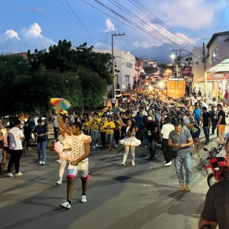Fabinho e Fernando Filho inauguram asfalto com grande arrastão de frevo em Salgueiro