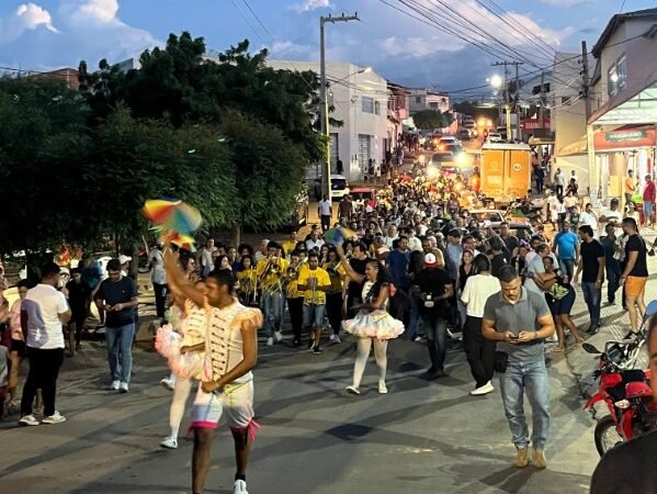 Fabinho e Fernando Filho inauguram asfalto com grande arrastão de frevo em Salgueiro