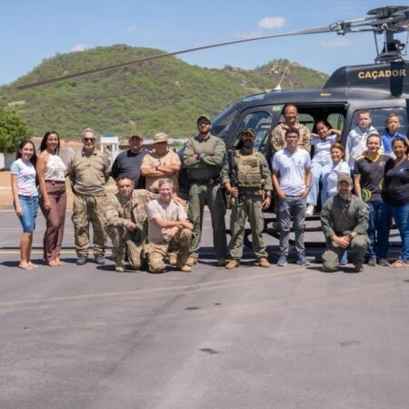 Escola municipal de Salgueiro recebe palestra da PF, com direito a passeio de helicóptero para os alunos