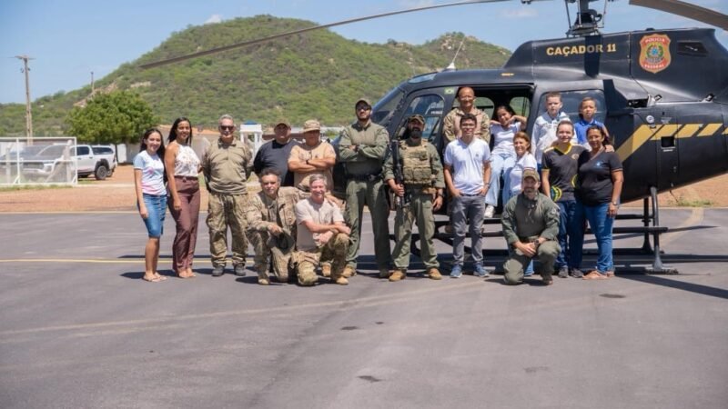 Escola municipal de Salgueiro recebe palestra da PF, com direito a passeio de helicóptero para os alunos