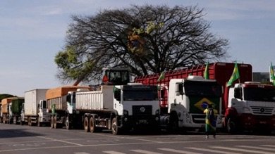 Nova regra do frete evita greve de caminhoneiros, mas ameaça encarecer produtos