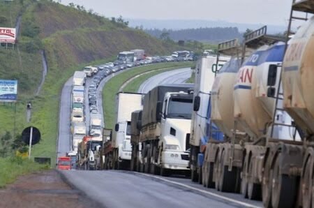 Caminhoneiros ameaçam entrar em greve geral após alta do diesel