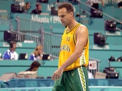Flamengo eterniza camisa 14 do basquete em tributo a Oscar Schmidt