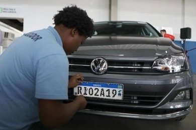 Comissão aprova volta de cidade e estado nas placas dos carros