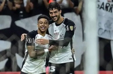 Com direito a olé, Corinthians vence Peñarol e segue 100% na Libertadores