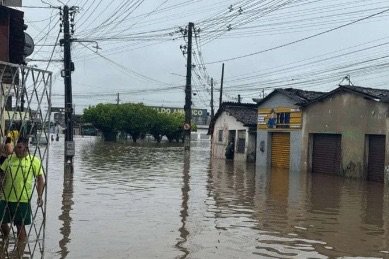 Chuvas no Nordeste deixam oito mortos e mais de 10 mil desabrigados