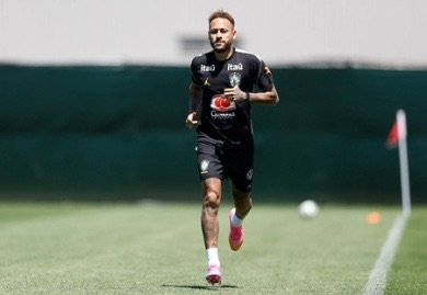 Neymar treina pela primeira vez no campo com a Seleção na Copa