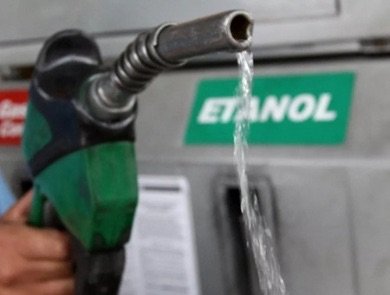 Governo propõe aumentar para 32% o etanol na gasolina contra alta de preço