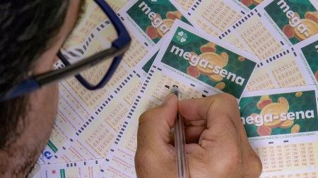 Resultado Mega-Sena 3077: aposta simples acerta sozinha e fatura R$ 324 milhões