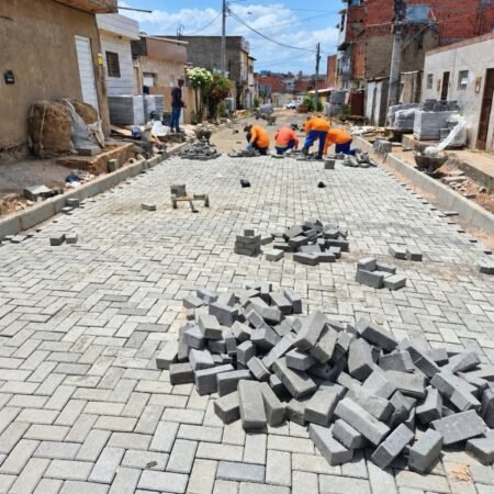 Prefeitura de Caruaru amplia pavimentação com obras em diversos bairros
