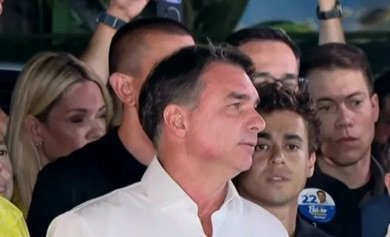 Flávio desiste de questionar vitória de Lula nas urnas