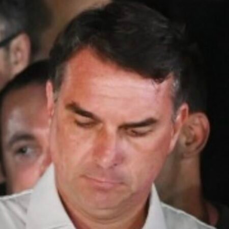 Flávio recua e agora se diz “líder do Brasil”, em vez de “presidente eleito”