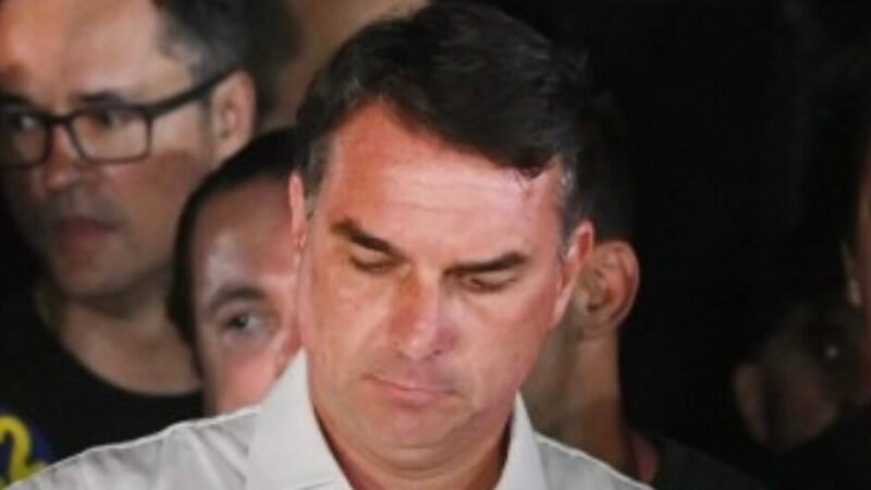 Flávio recua e agora se diz “líder do Brasil”, em vez de “presidente eleito”