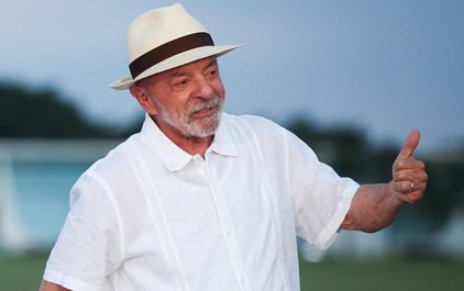 Lula diz que viagem de Flávio para os EUA após derrota na eleição é “ato vergonhoso”