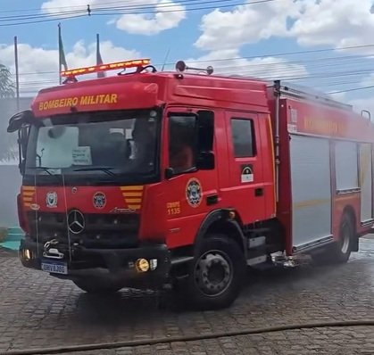 Corpo de Bombeiros de Salgueiro recebe nova viatura de combate a incêndios
